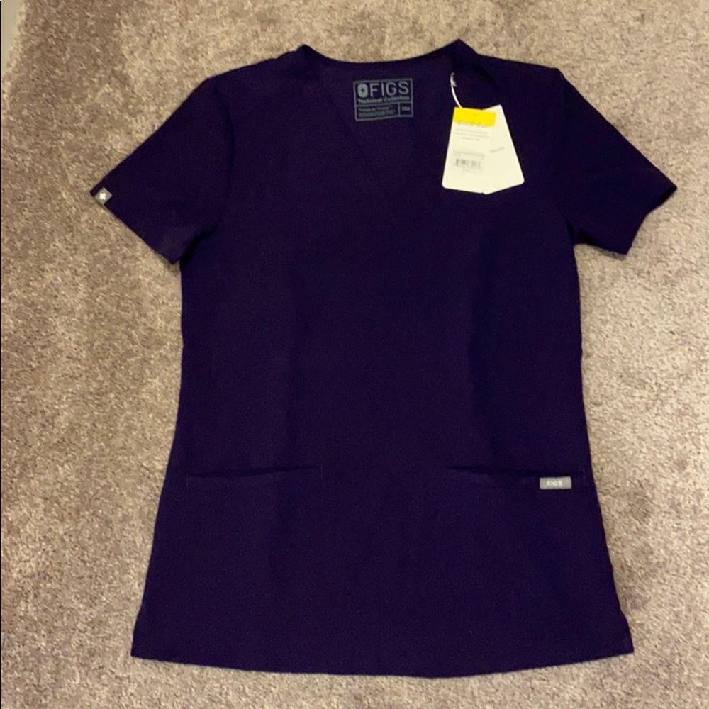 FIGS Casma three pocket top